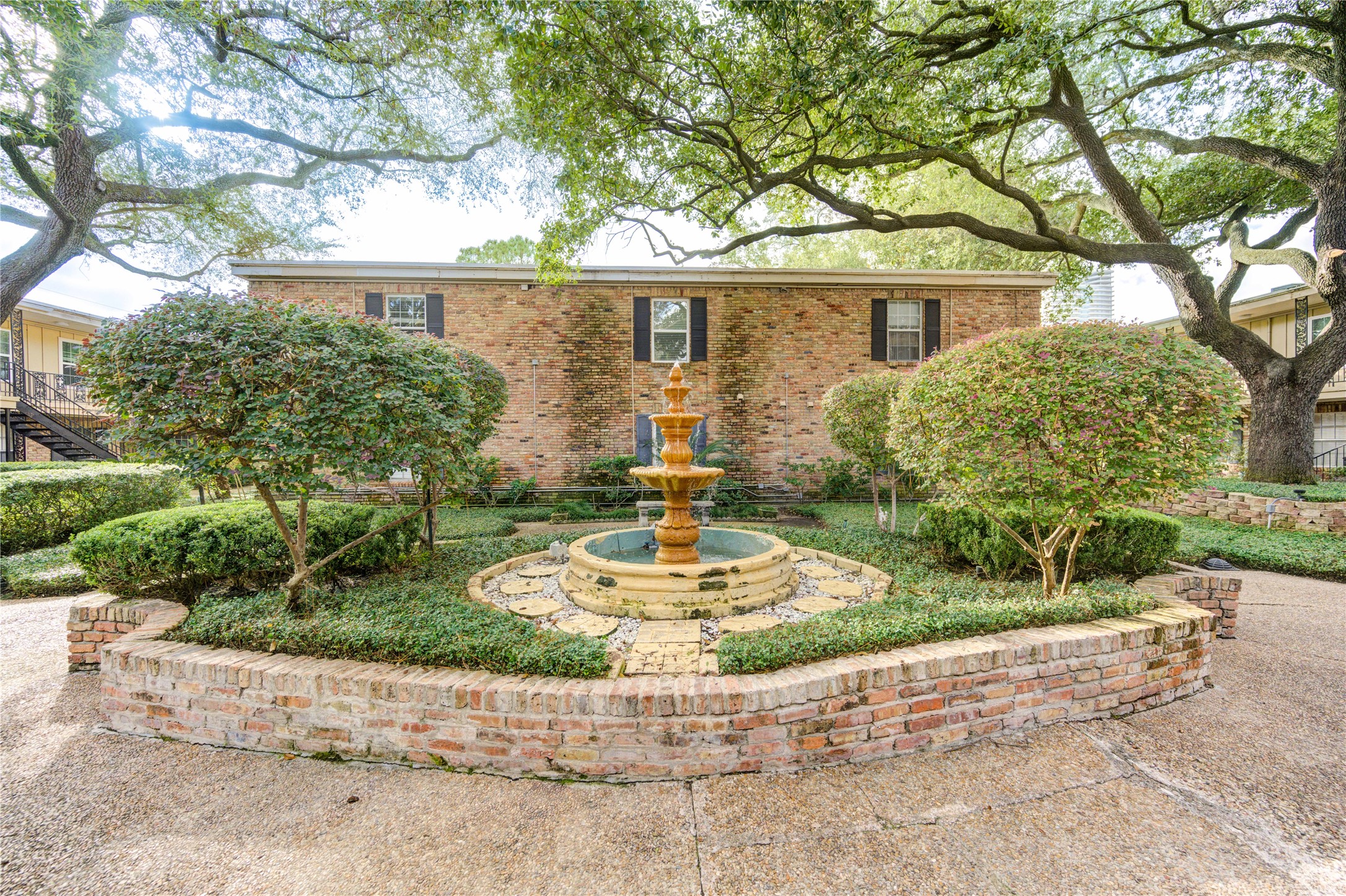 3224 Timmons Lane, Unit 155 Houston, TX 77027 - Photo 38 of 50 a garden view with a fountain