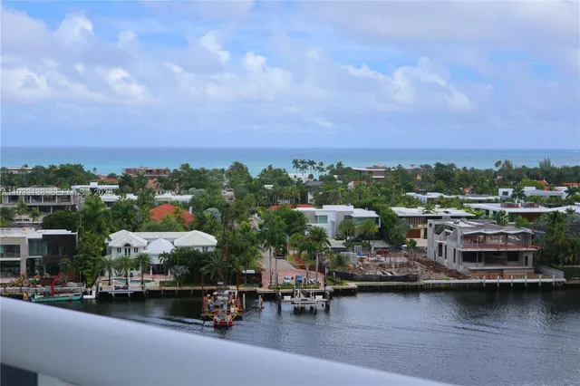 a view of livingroom with furniture