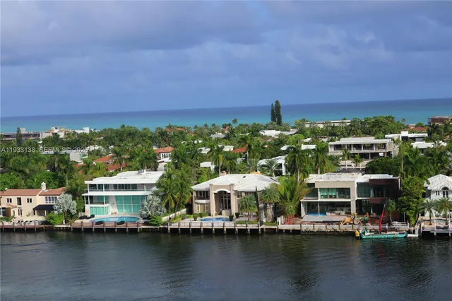 a view of livingroom with furniture