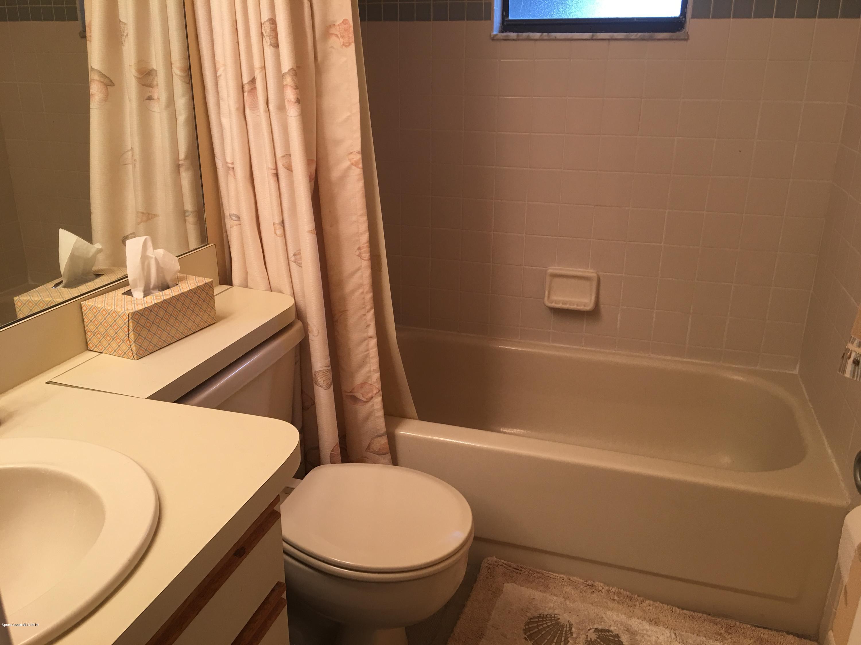 170 Santa Rosa Avenue Southwest Palm Bay, FL 32908 - Photo 19 of 32 Guest bath with tub