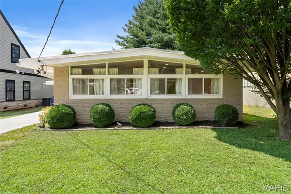 $344,900 | 2137 East Drive, Crystal Lake Park, MO 63131