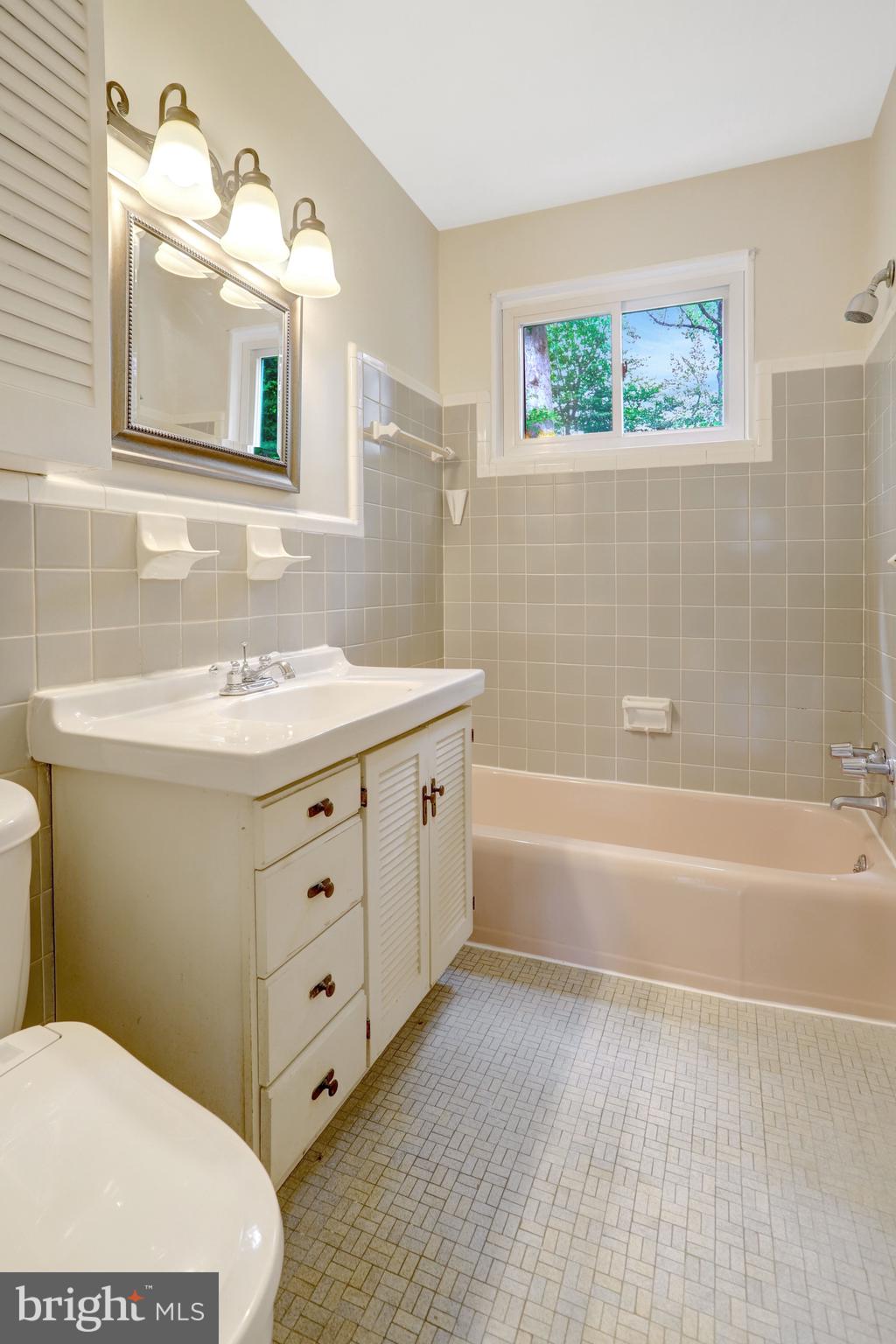 7623 Mendota Place Springfield, VA 22150 - Photo 33 of 67 HALL FULL BATHROOM