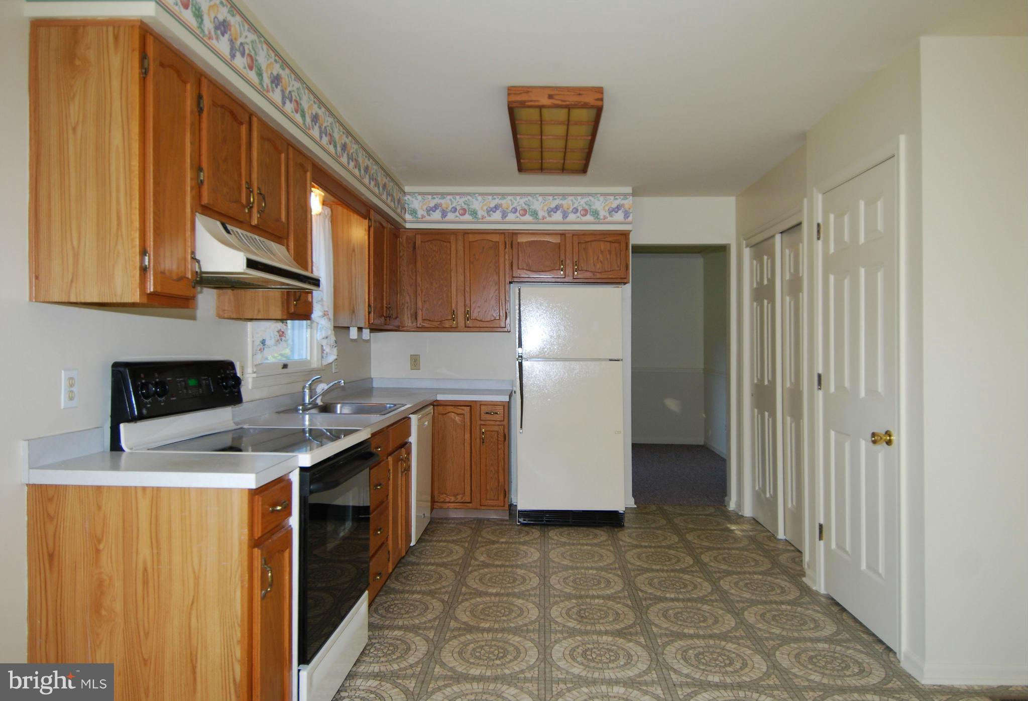 100 Stratton Circle Elkton, MD 21921 - Photo 6 of 30 Spacious Kitchen with Pantry