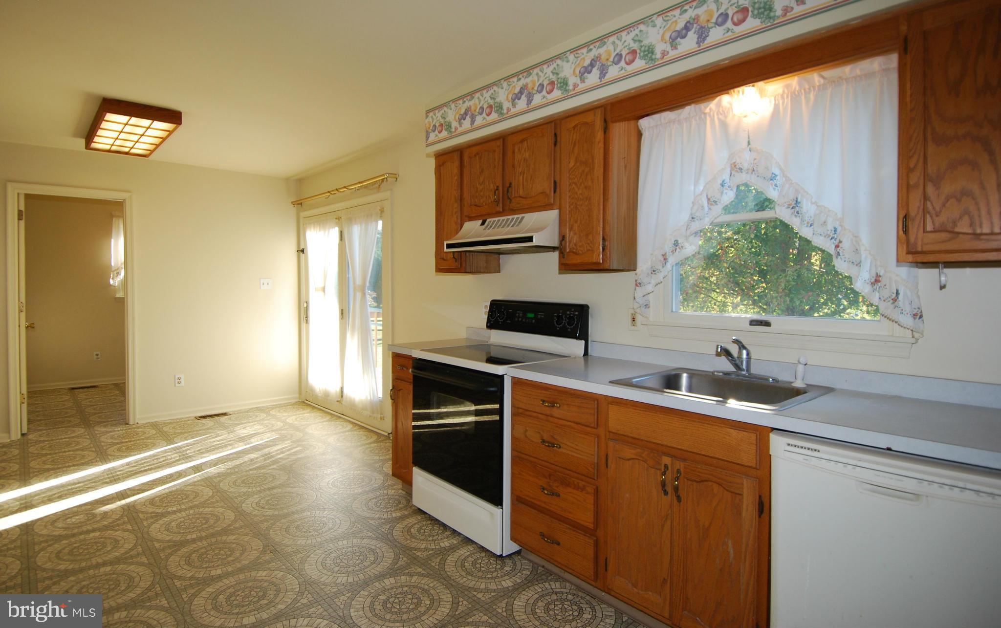 100 Stratton Circle Elkton, MD 21921 - Photo 8 of 30 Kitchen has Slider to Deck