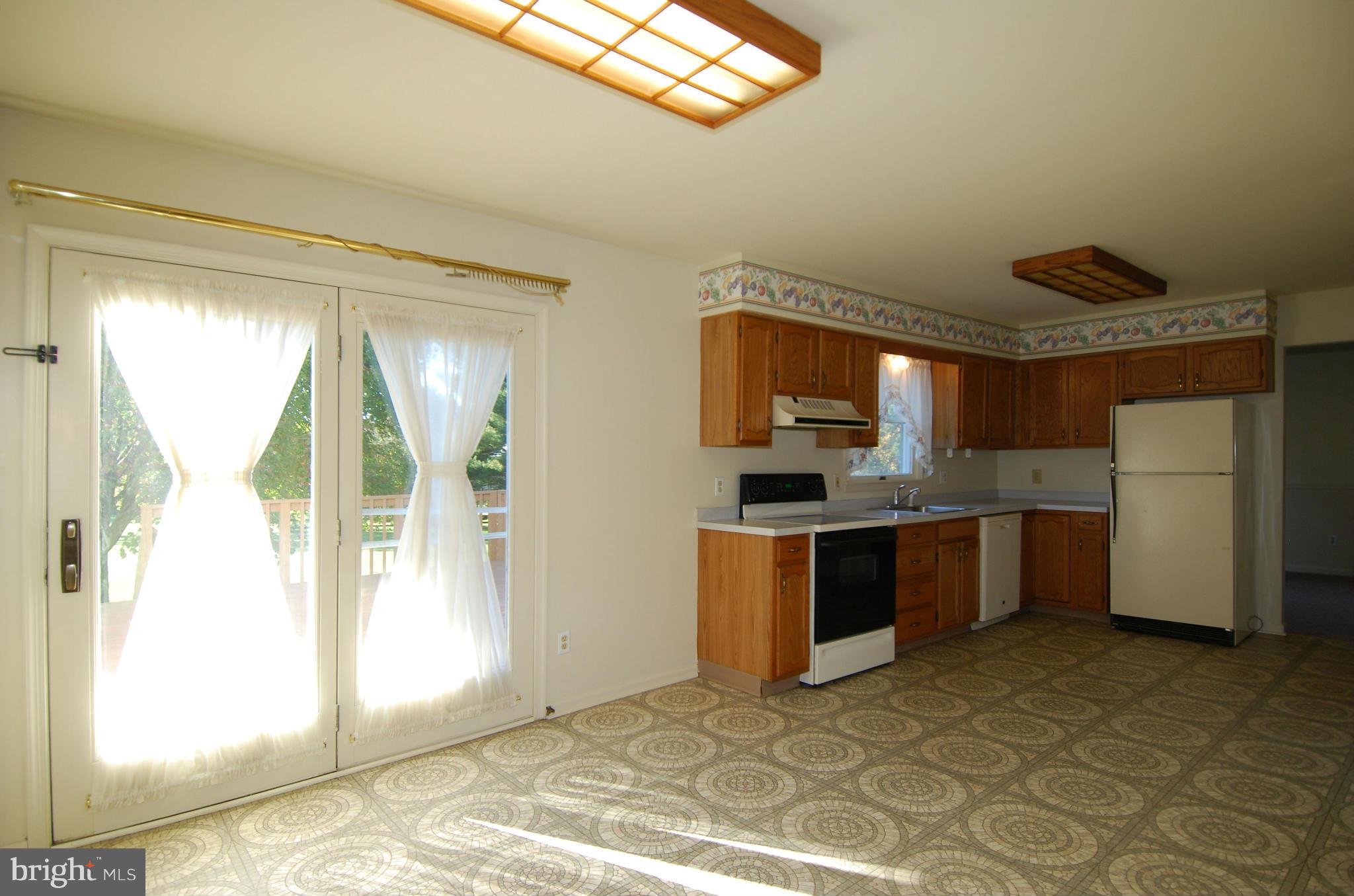 100 Stratton Circle Elkton, MD 21921 - Photo 9 of 30 Large Eat-in Kitchen