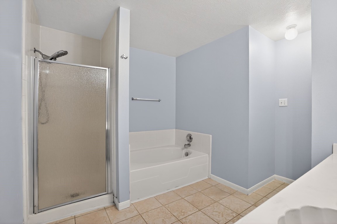 18622 Timbers Drive Humble, TX 77346 - Photo 20 of 34 a bathroom with a bathtub
