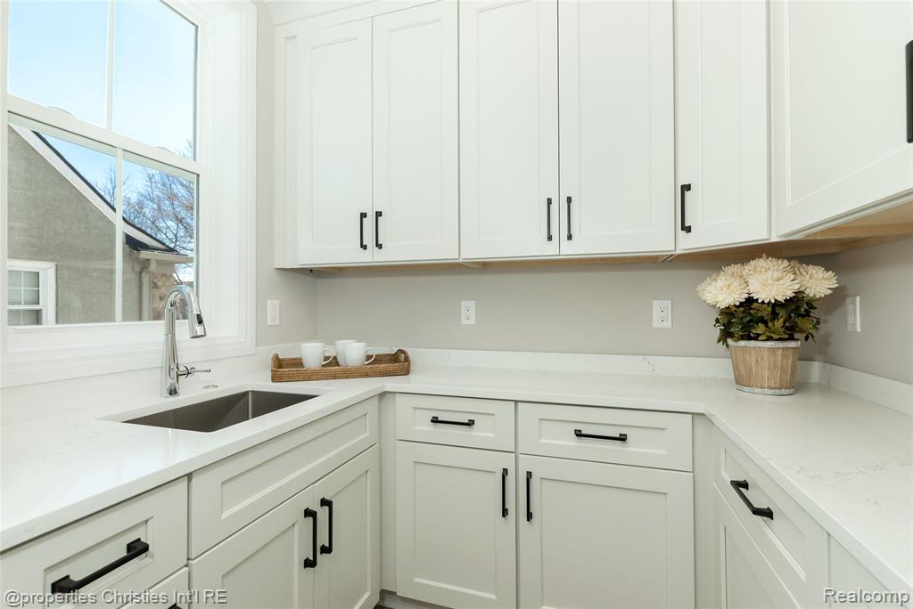 2093 Pembroke Road Birmingham, MI 48009 - Photo 16 of 57