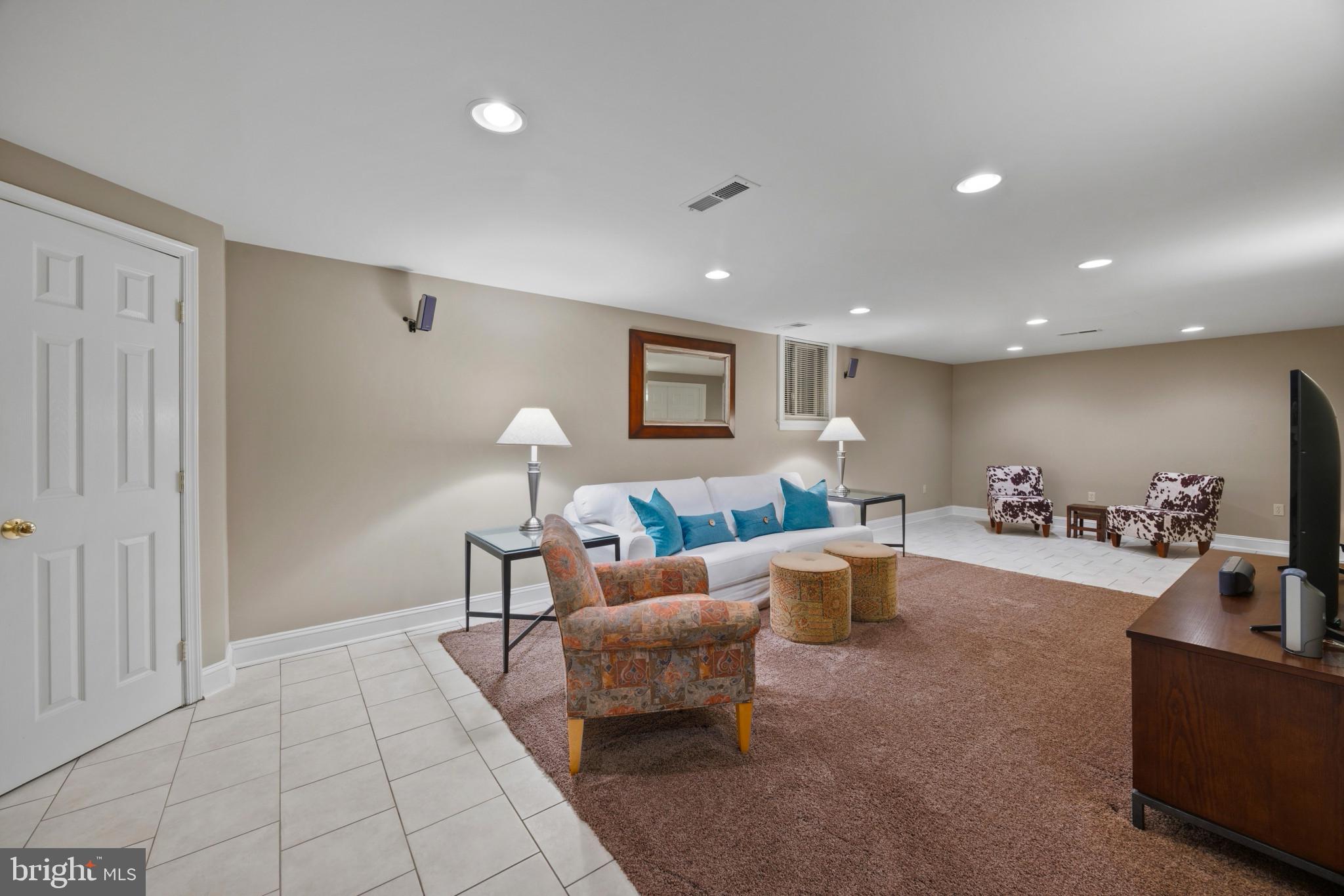 3403 Hidden River View Road Annapolis, MD 21403 - Photo 30 of 50 a living room with furniture