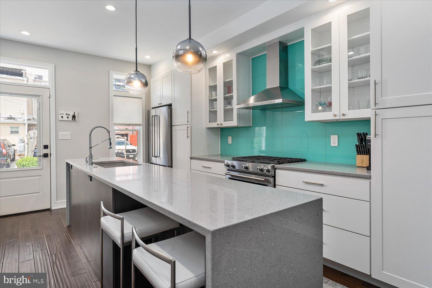 1274 Riverside Avenue Baltimore, MD 21230 - Photo 16 of 52 Kitchen With Breakfast Bar