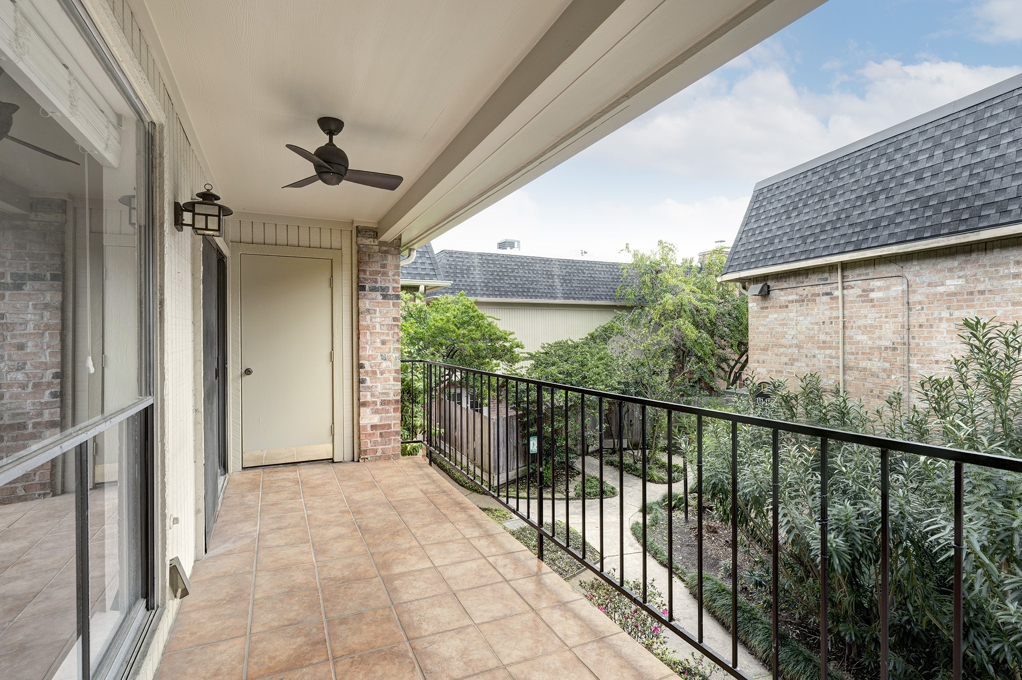 1601 South Shepherd Drive, Unit 224 Houston, TX 77019 - Photo 12 of 14 a view of a balcony