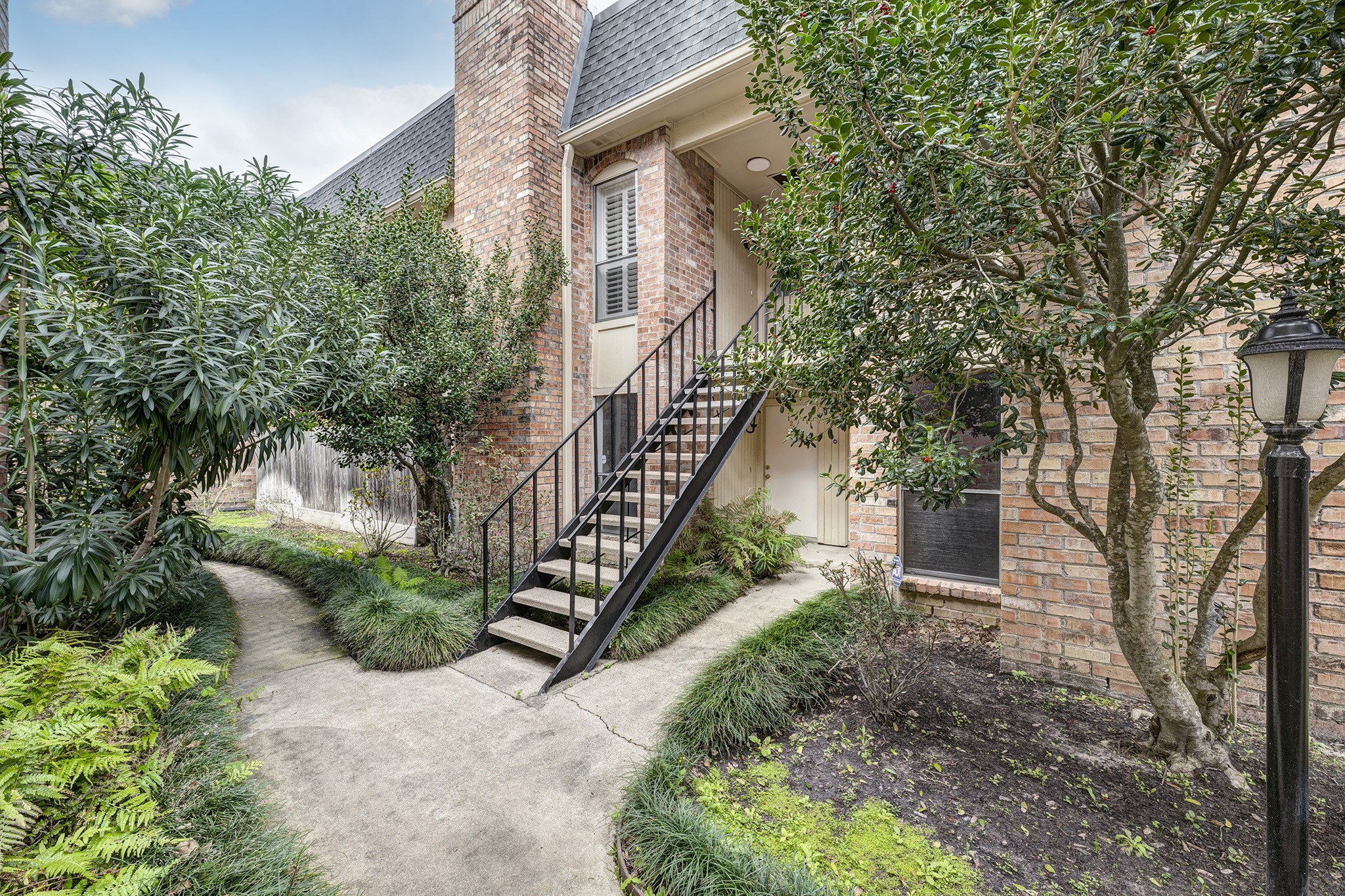 1601 South Shepherd Drive, Unit 224 Houston, TX 77019 - Photo 13 of 14 a view of a pathway of a house with a yard
