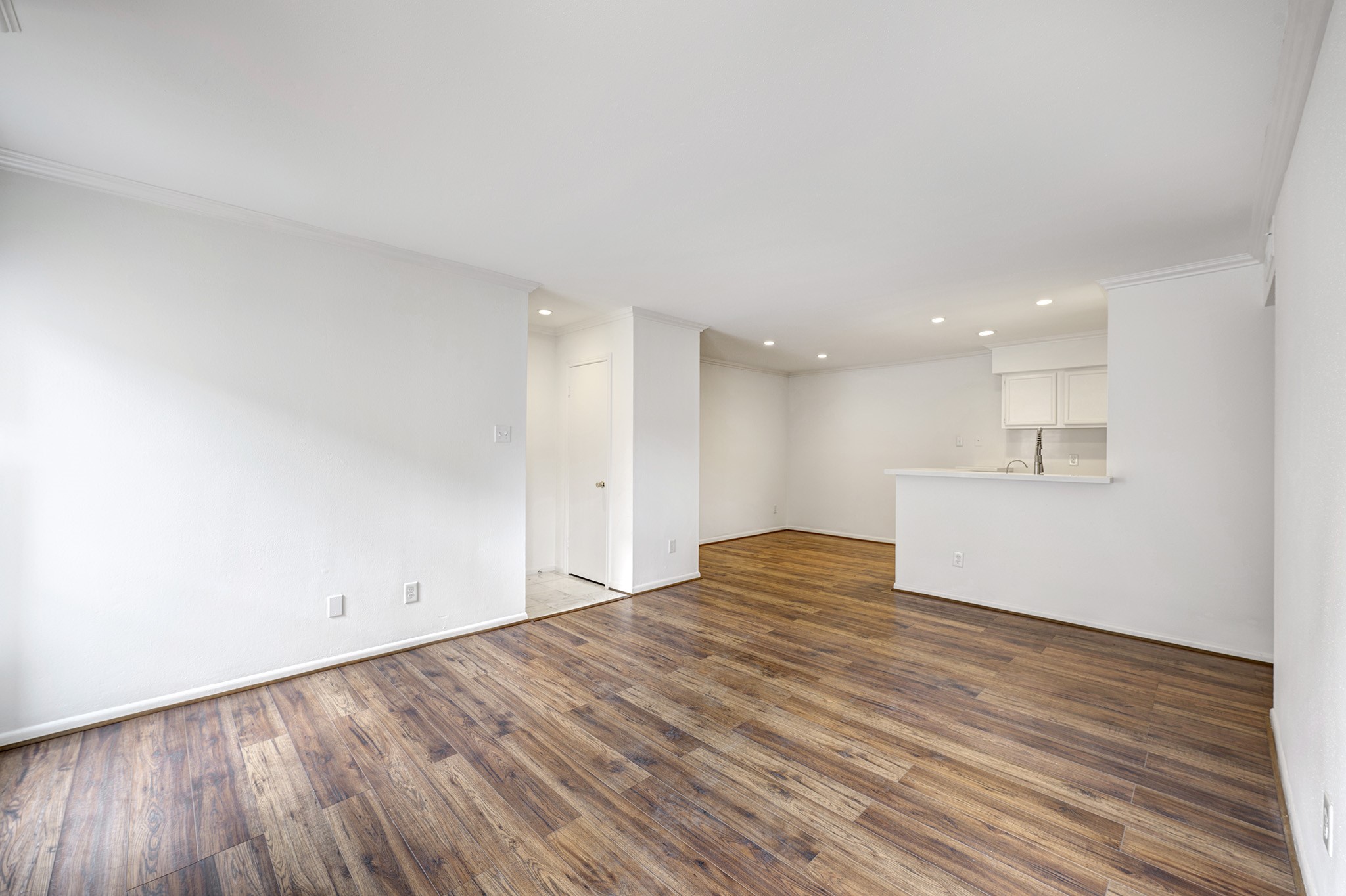 1601 South Shepherd Drive, Unit 224 Houston, TX 77019 - Photo 3 of 14 a view of empty room with wooden floor