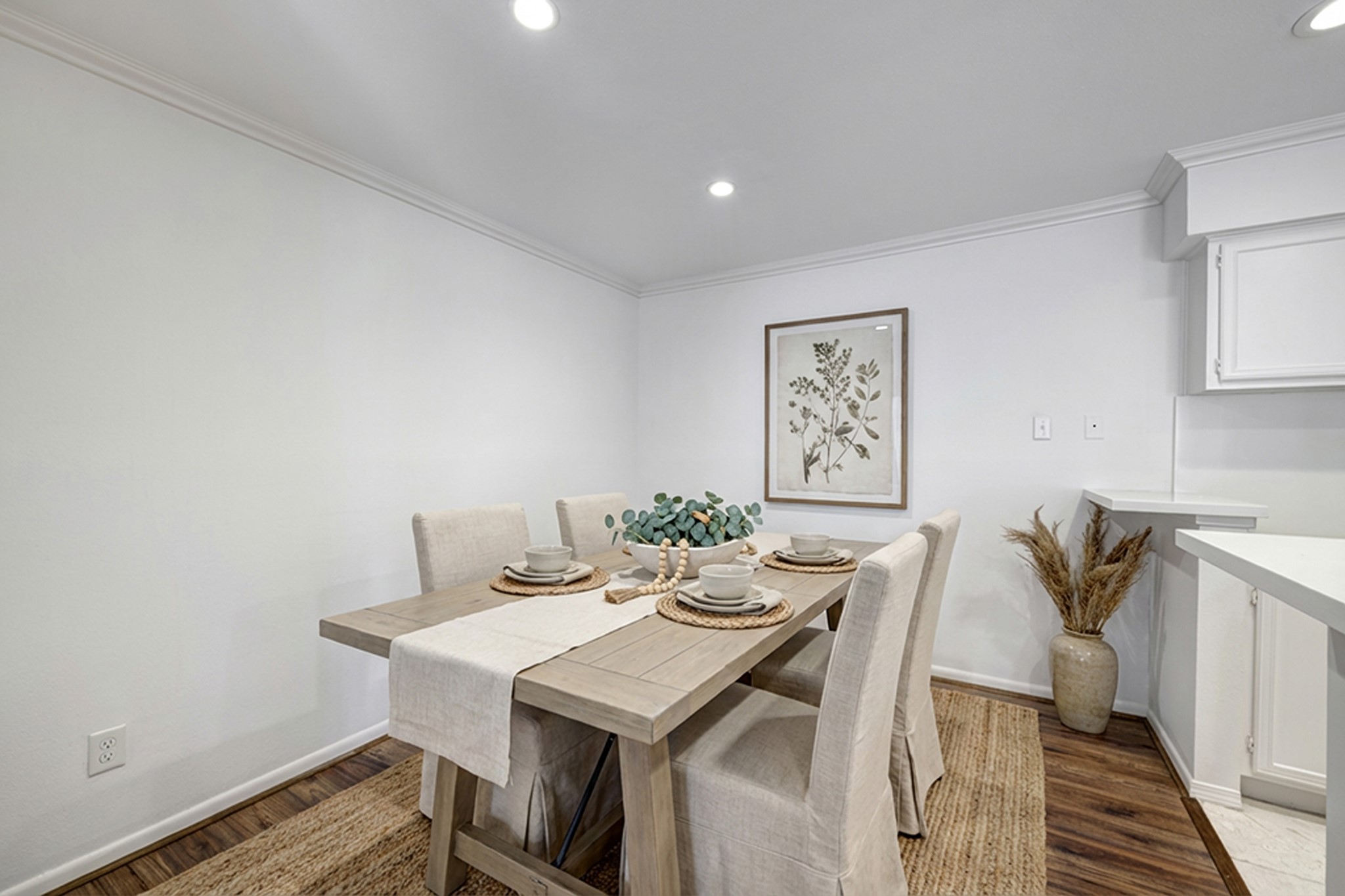 1601 South Shepherd Drive, Unit 224 Houston, TX 77019 - Photo 4 of 14 a view of a dining room with furniture