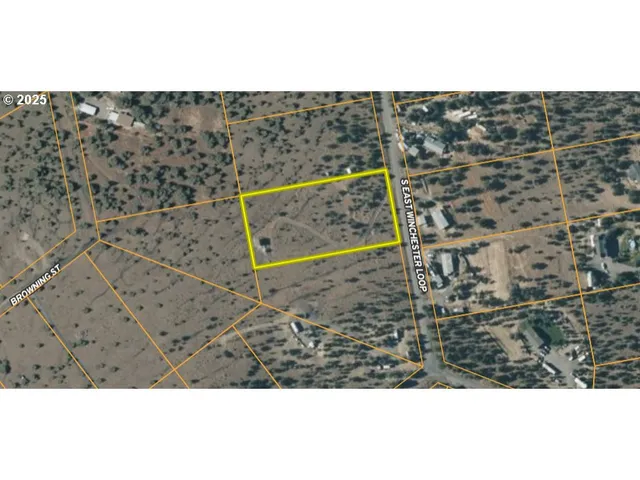 a black and white photo of a bathroom