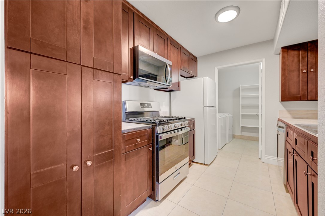 7885 West Flamingo Road, Unit 1050 Las Vegas, NV 89147 - Photo 13 of 62 A well-appointed culinary space featuring sleek cabinetry and modern cooking facilities.