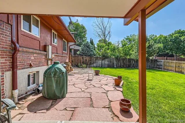 a view of a back yard of the house