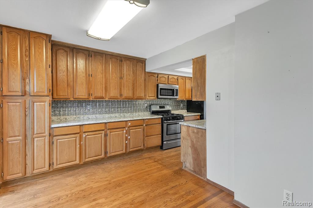637 Oakbrook West Rochester, MI 48307 - Photo 32 of 45