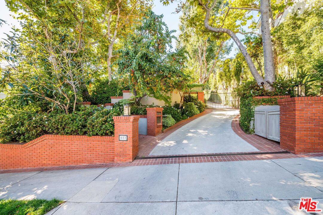 851 Glenmont Avenue Los Angeles, CA 90024 - Photo 2 of 26