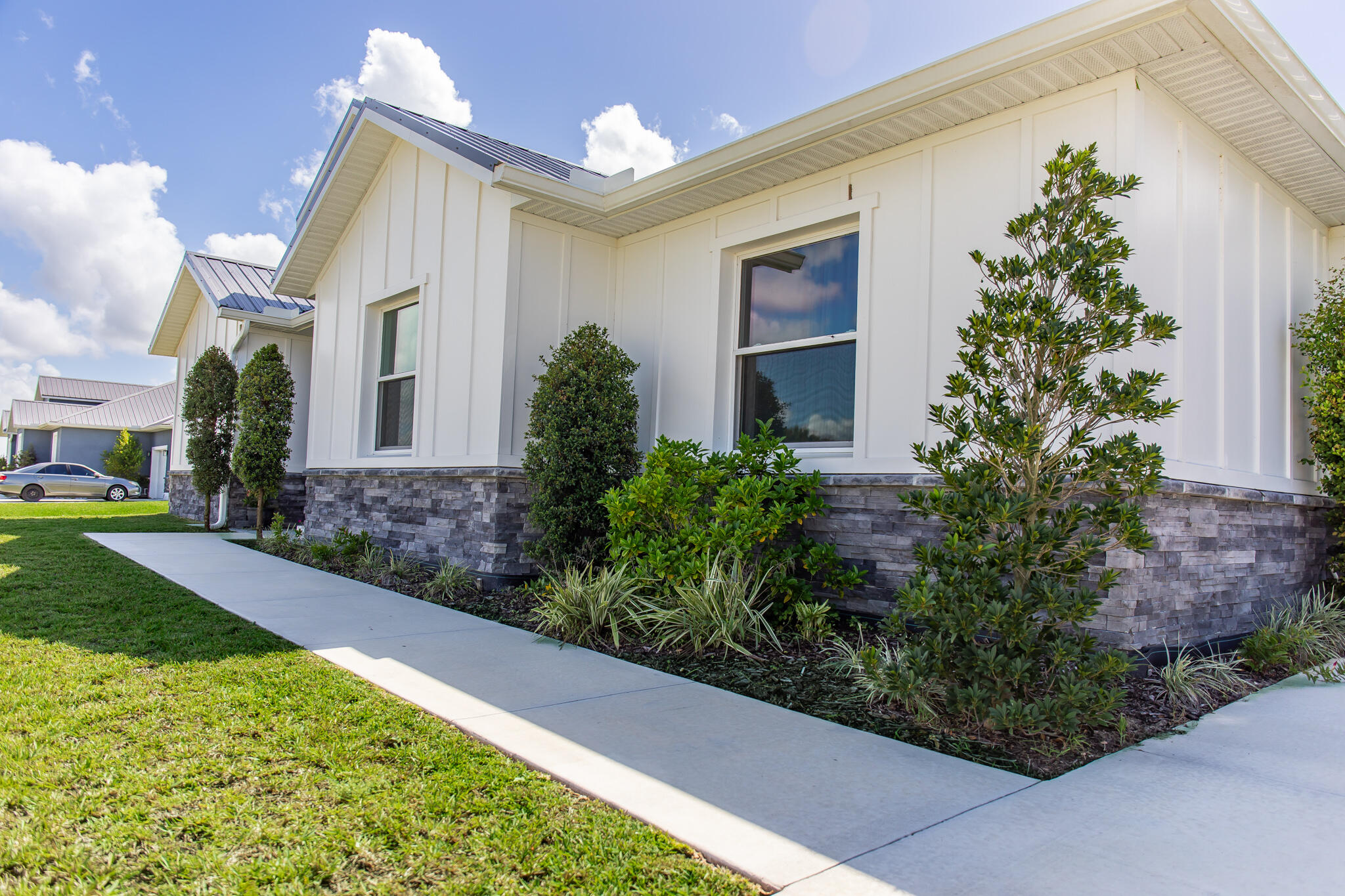 8640 Southwest 7th Lane Okeechobee, FL 34974 - Photo 35 of 52 a front view of a house with garden