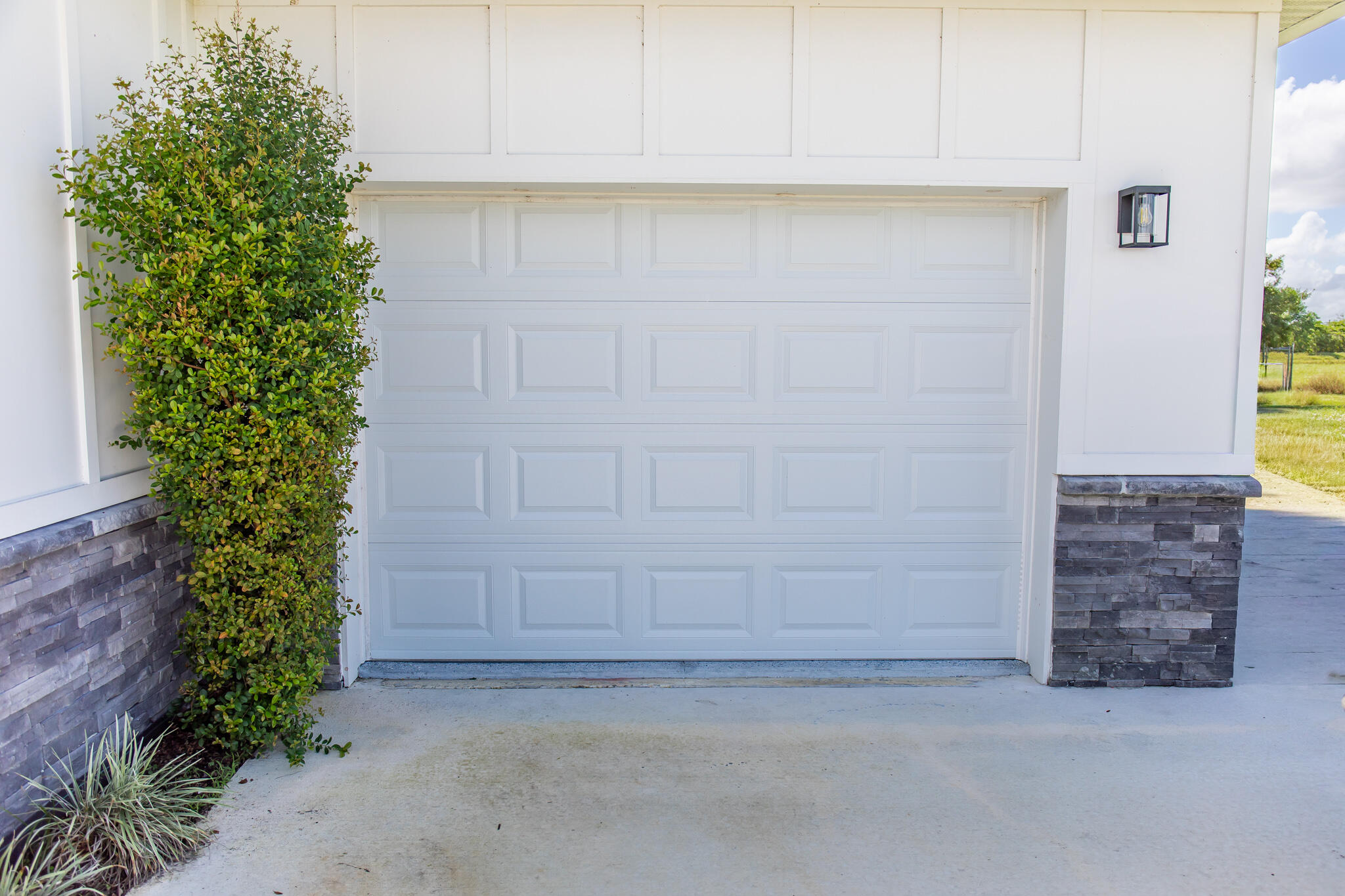 8640 Southwest 7th Lane Okeechobee, FL 34974 - Photo 36 of 52 a view of entryway with flower plants