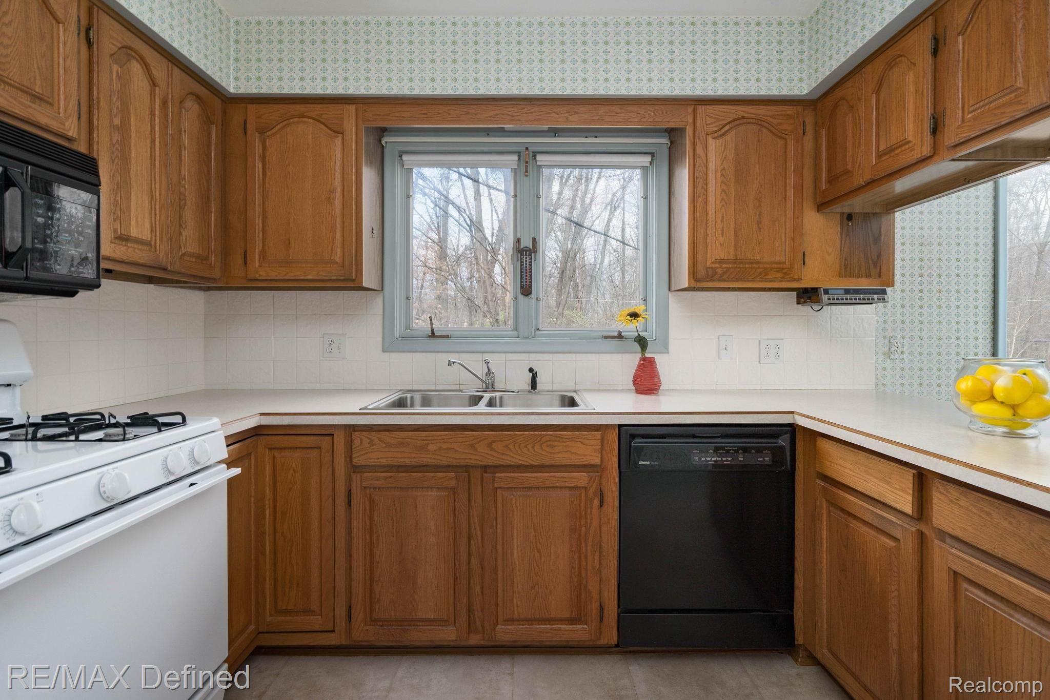 6045 Ronnoco Road Rochester, MI 48306 - Photo 12 of 40 12-web-or-mls-6045-Ronnoco-Rd-12.jpg