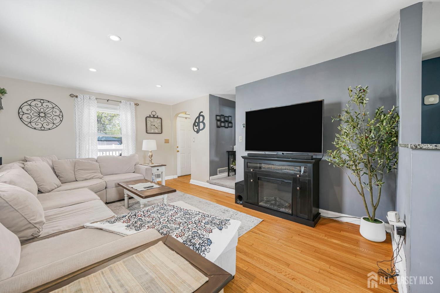 684 Colgate Avenue Perth Amboy, NJ 08861 - Photo 4 of 25
