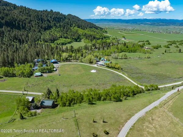 $699,000 | 2883 Stewart Trl Road, Etna, WY 83118