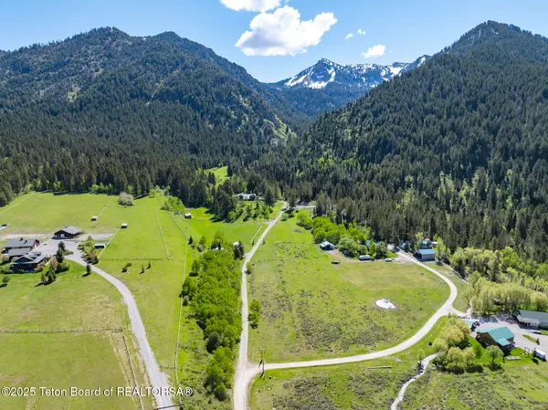 $699,000 | 2883 Stewart Trl Road, Etna, WY 83118