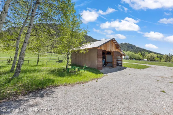 $699,000 | 2883 Stewart Trl Road, Etna, WY 83118