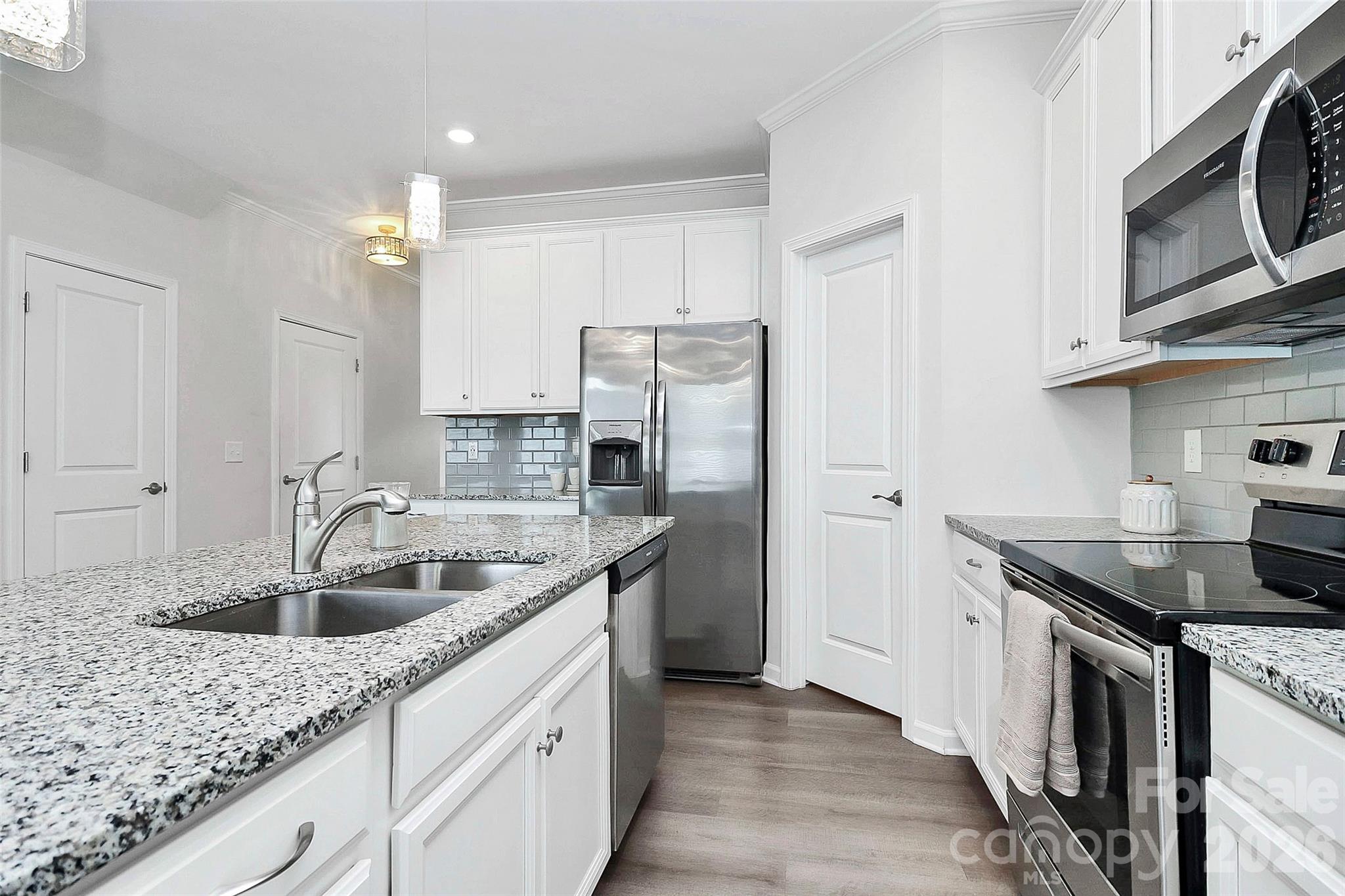 769 River Park Road Belmont, NC 28012 - Photo 12 of 41 a kitchen with a sink stove and refrigerator