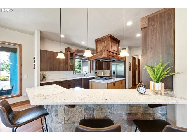 $1,490,000 | 1025 Echo Drive, Roseburg, OR 97470