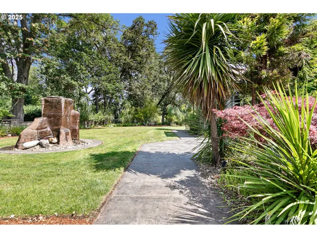 $1,490,000 | 1025 Echo Drive, Roseburg, OR 97470