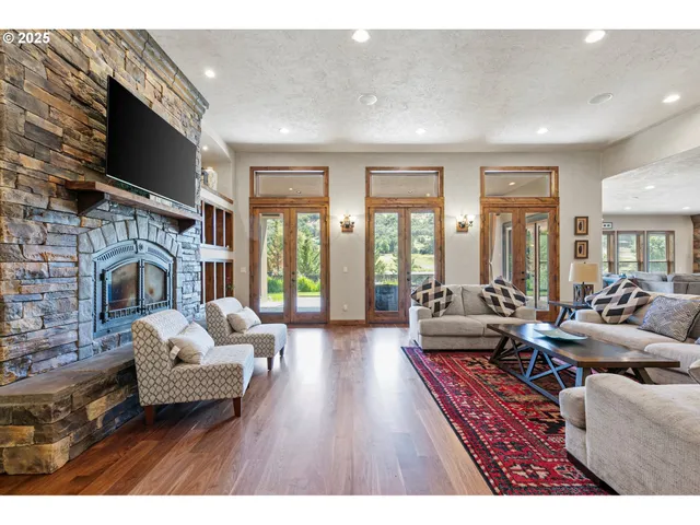 $1,490,000 | 1025 Echo Drive, Roseburg, OR 97470