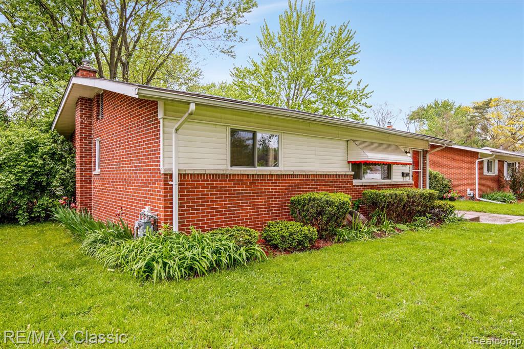 21809 Inkster Road Farmington Hills, MI 48336 - Photo 3 of 24