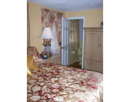 27 Hillview Road North Reading, MA 01864 - Photo 3 of 14 Gallery Image 3