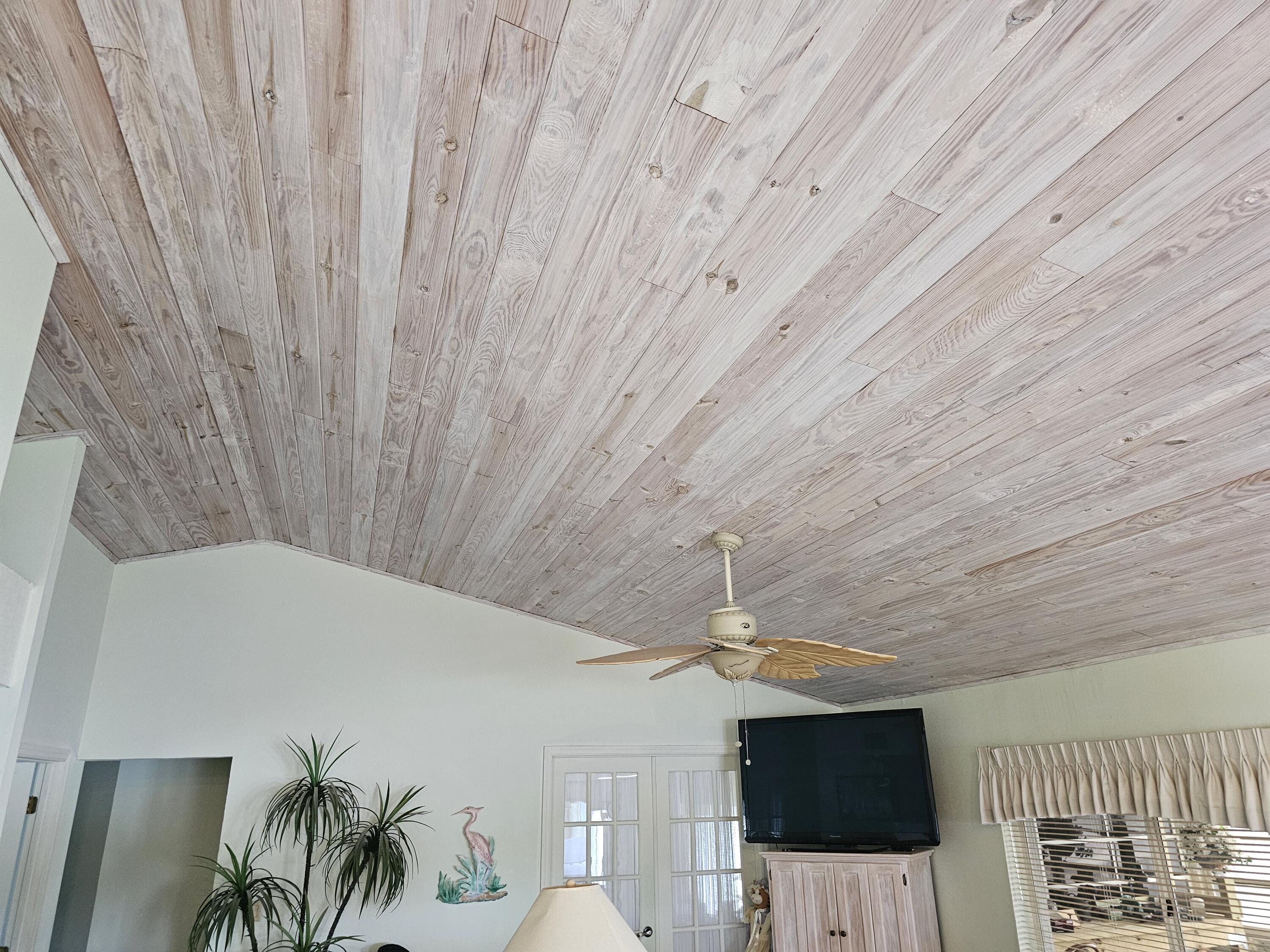 13578 Southwest 144th Parkway Okeechobee, FL 34974 - Photo 13 of 21 a very nice looking room with a white bed