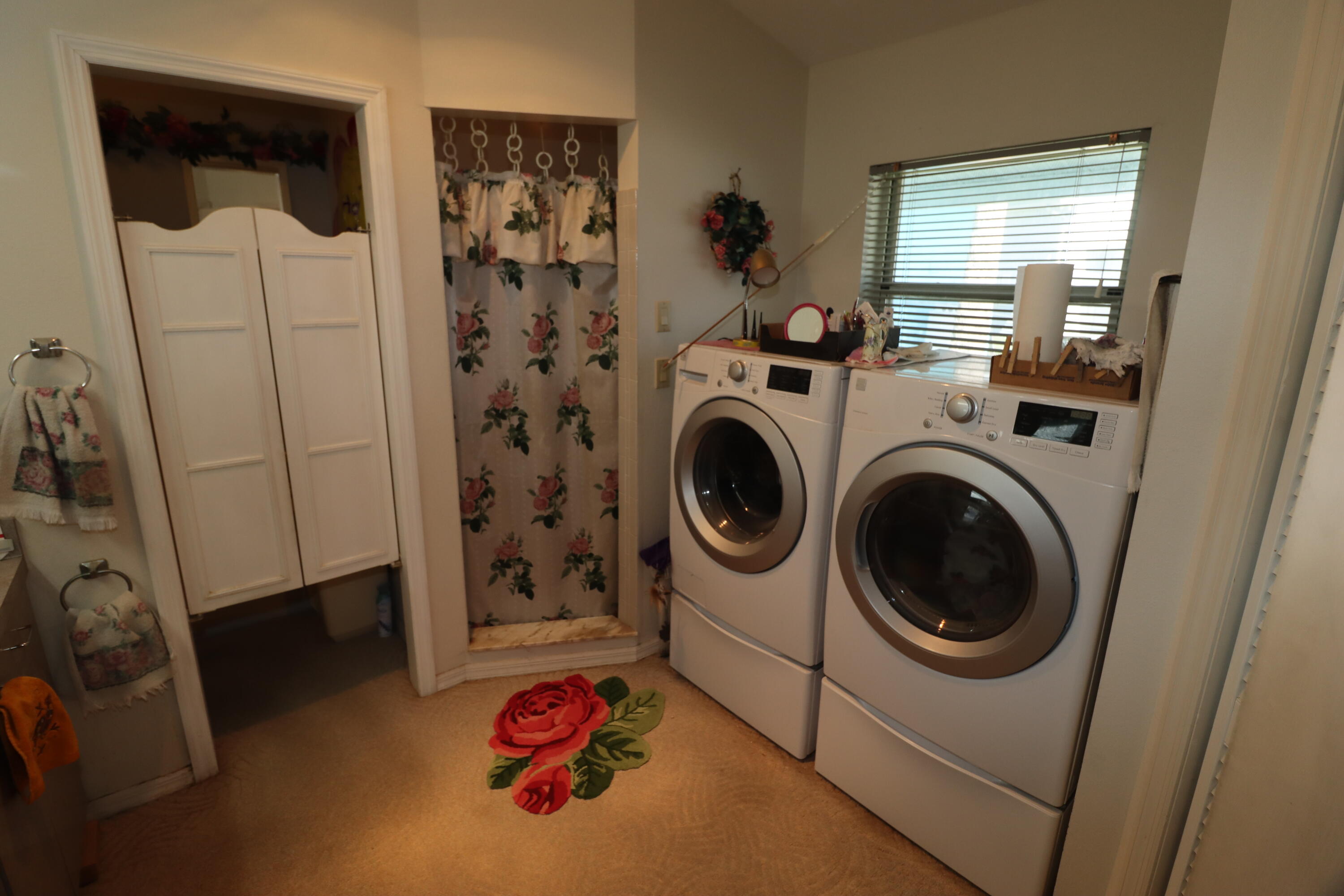13578 Southwest 144th Parkway Okeechobee, FL 34974 - Photo 16 of 21 a utility room with dryer and washer