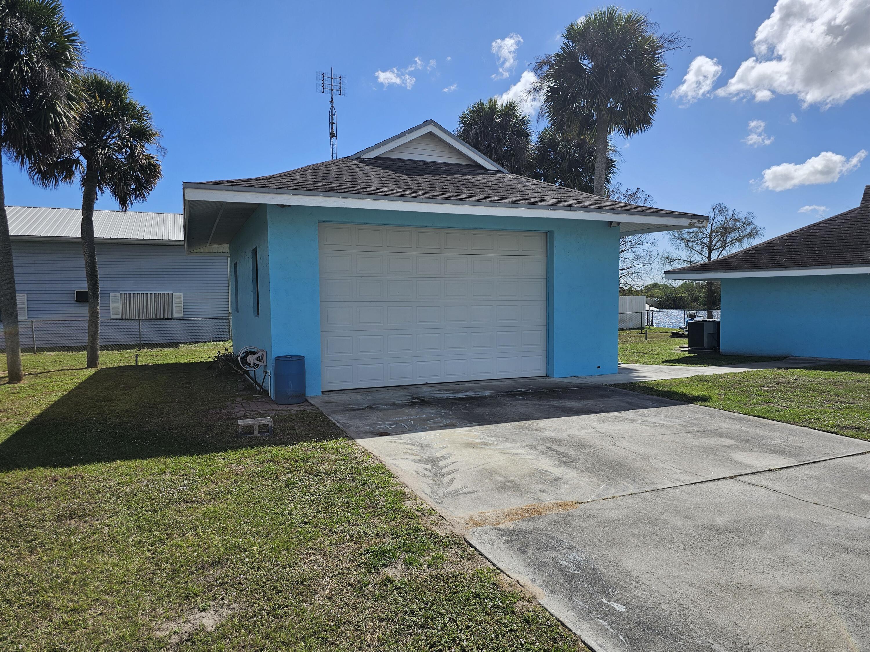 13578 Southwest 144th Parkway Okeechobee, FL 34974 - Photo 5 of 21 a front view of a house with a yard