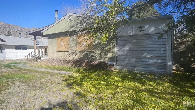 a view of a yard in front of house