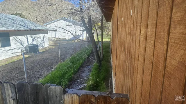 a view of a backyard