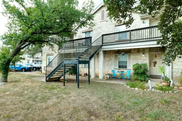 a view of house with a park