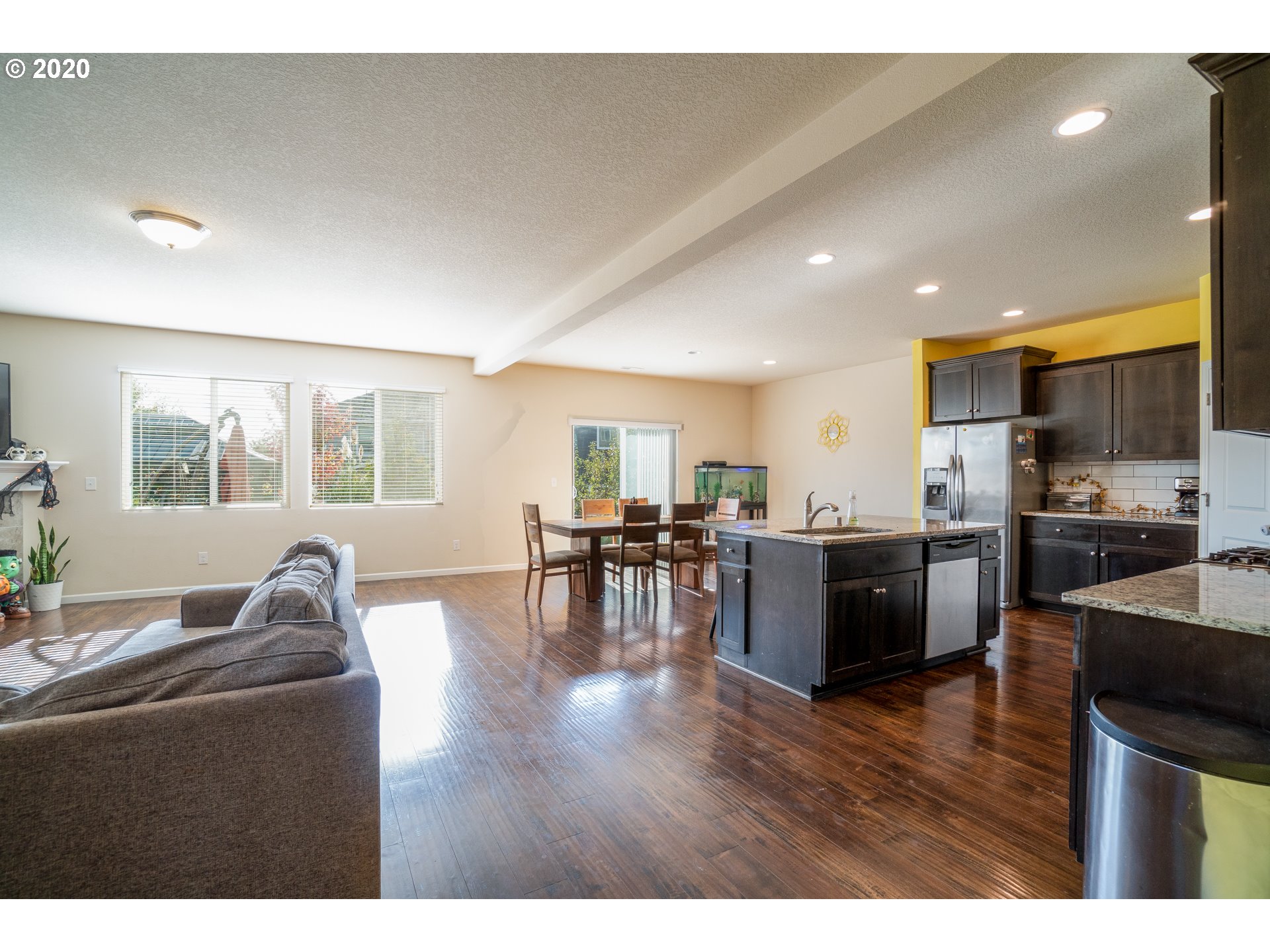 818 North Gibert Court Ridgefield, WA 98642 - Photo 6 of 30 a living room with furniture kitchen and a wooden floor