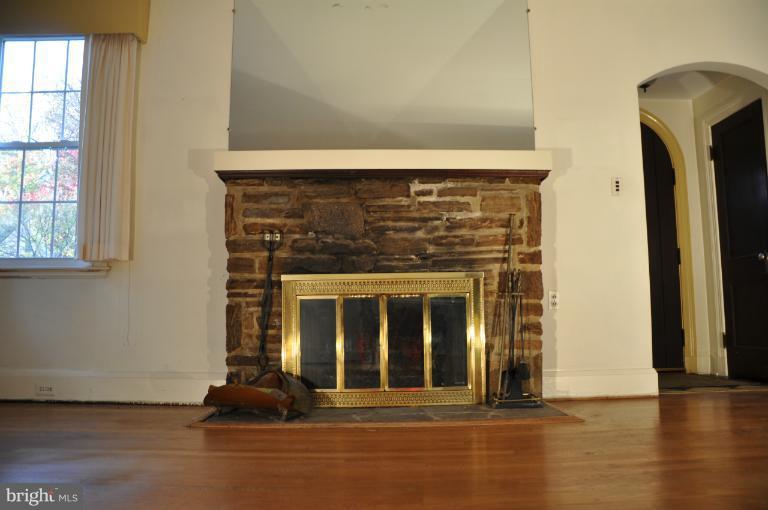 719 Dunkirk Road Baltimore, MD 21212 - Photo 7 of 26 Living Room