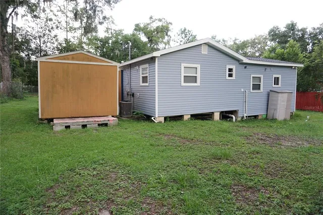 a view of a backyard