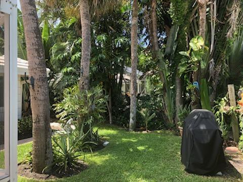 936 Hickory Terrace Boca Raton, FL 33486 - Photo 5 of 7 a backyard of a house with lots of green space