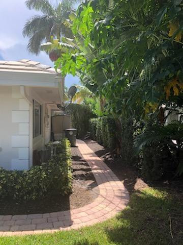 936 Hickory Terrace Boca Raton, FL 33486 - Photo 6 of 7 a backyard of a house with lots of green space
