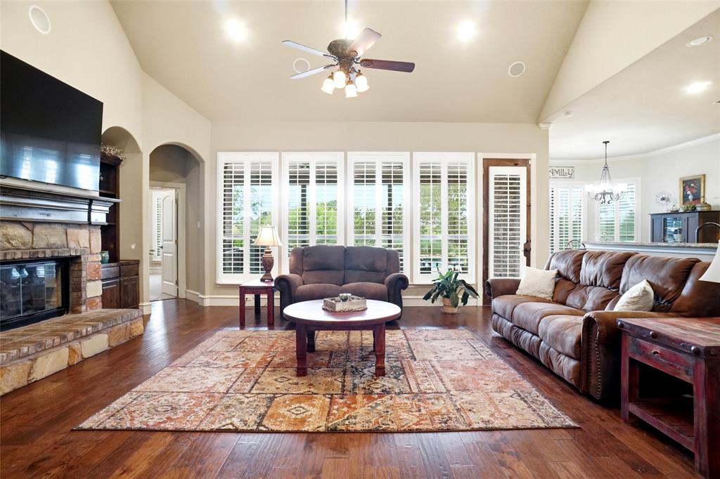 124 Carnes Court Springtown, TX 76082 - Photo 9 of 40