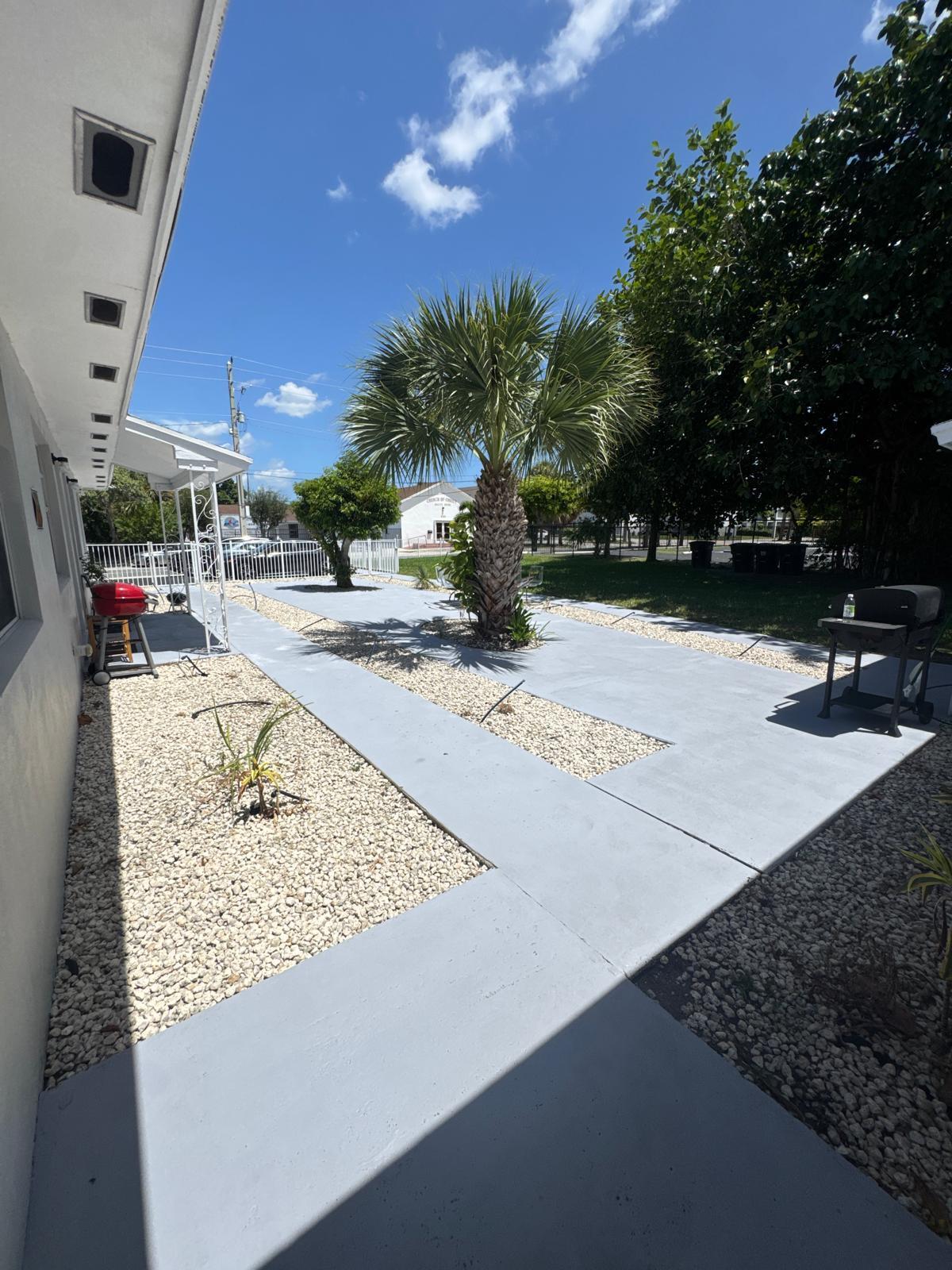 a view of a backyard