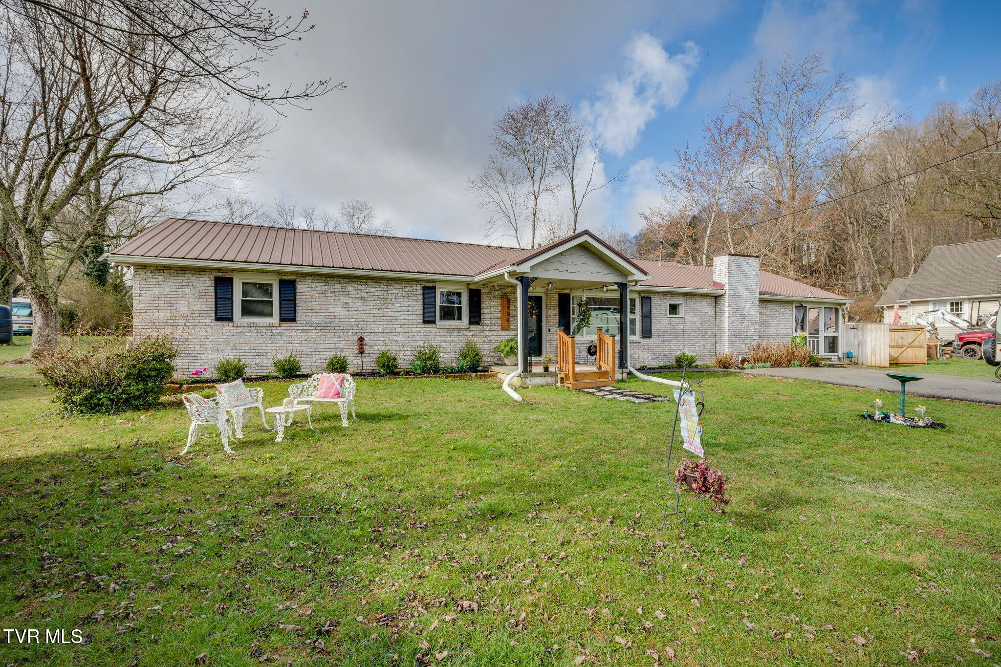 2104 Miller Lane Johnson City, TN 37604 - Photo 2 of 34 002