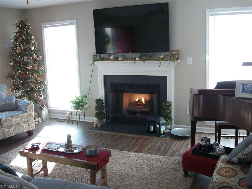356 Periwinkle Road Eden, NC 27288 - Photo 7 of 14 living room